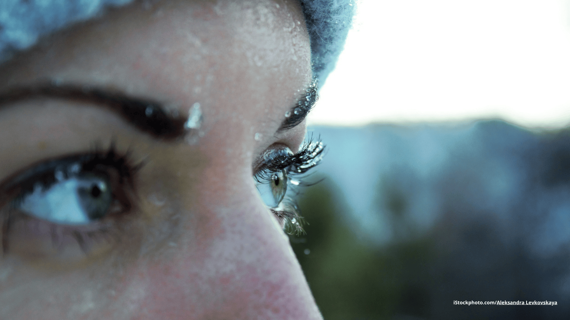Das Foto zeigt die Augen einer jungen Frau in Nahaufnahme im Winter im Freien.