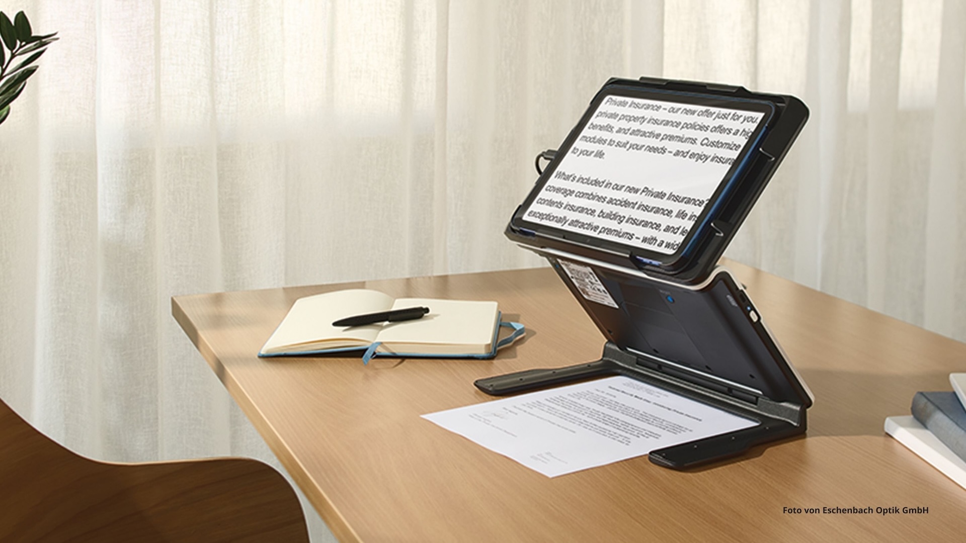 Das Foto zeigt die elektronische Lesehilfe optaro® XL von Eschenbach Optik.